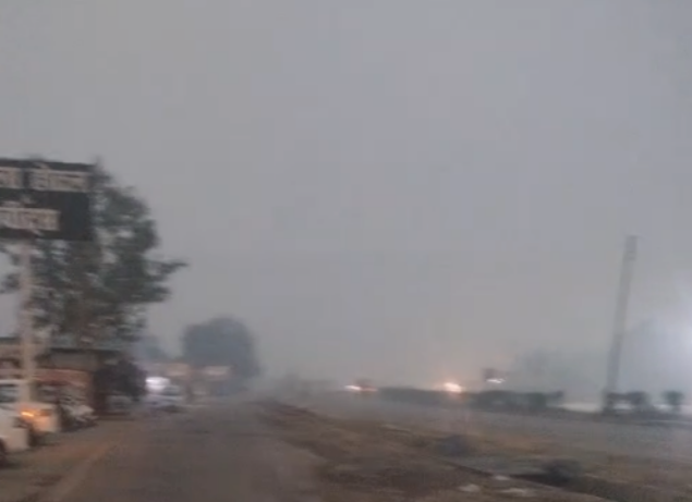 फतेहपुर मौसम के बदले मिजाज ने जनजीवन किया अस्त-व्यस्त, सुबह दिखा रात सा नजारा फतेहपुर मौसम के बदले मिजाज ने जनजीवन किया अस्त-व्यस्त, सुबह दिखा रात सा नजारा