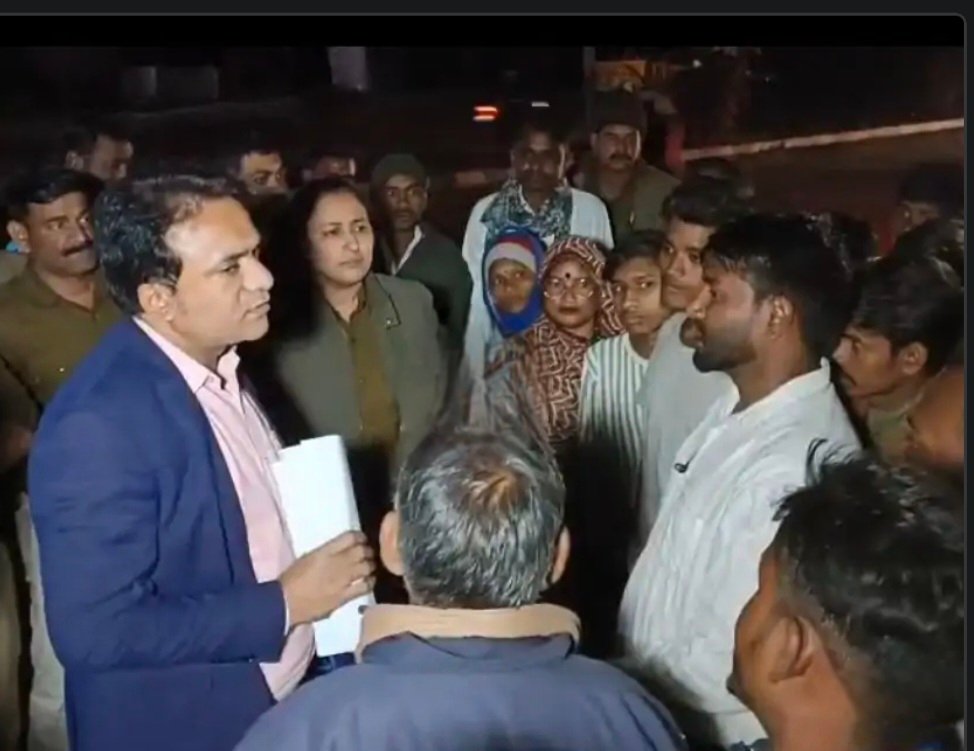 मैहर: शासकीय रास्ते पर अतिक्रमण के खिलाफ फूटा ग्रामीणों का गुस्सा, नेशनल हाईवे पर 2 घंटे रहा चक्काजाम मैहर: शासकीय रास्ते पर अतिक्रमण के खिलाफ फूटा ग्रामीणों का गुस्सा, नेशनल हाईवे पर 2 घंटे रहा चक्काजाम