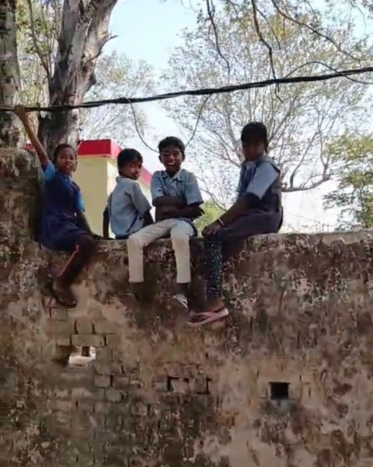 कोरबा: खतरों के बीच तालीम की मजबूरी.. ऊर्जाधानी कोरबा के कोहड़िया स्कूल का वीडियो वायरल, कभी भी हो सकता है बड़ा हादसा