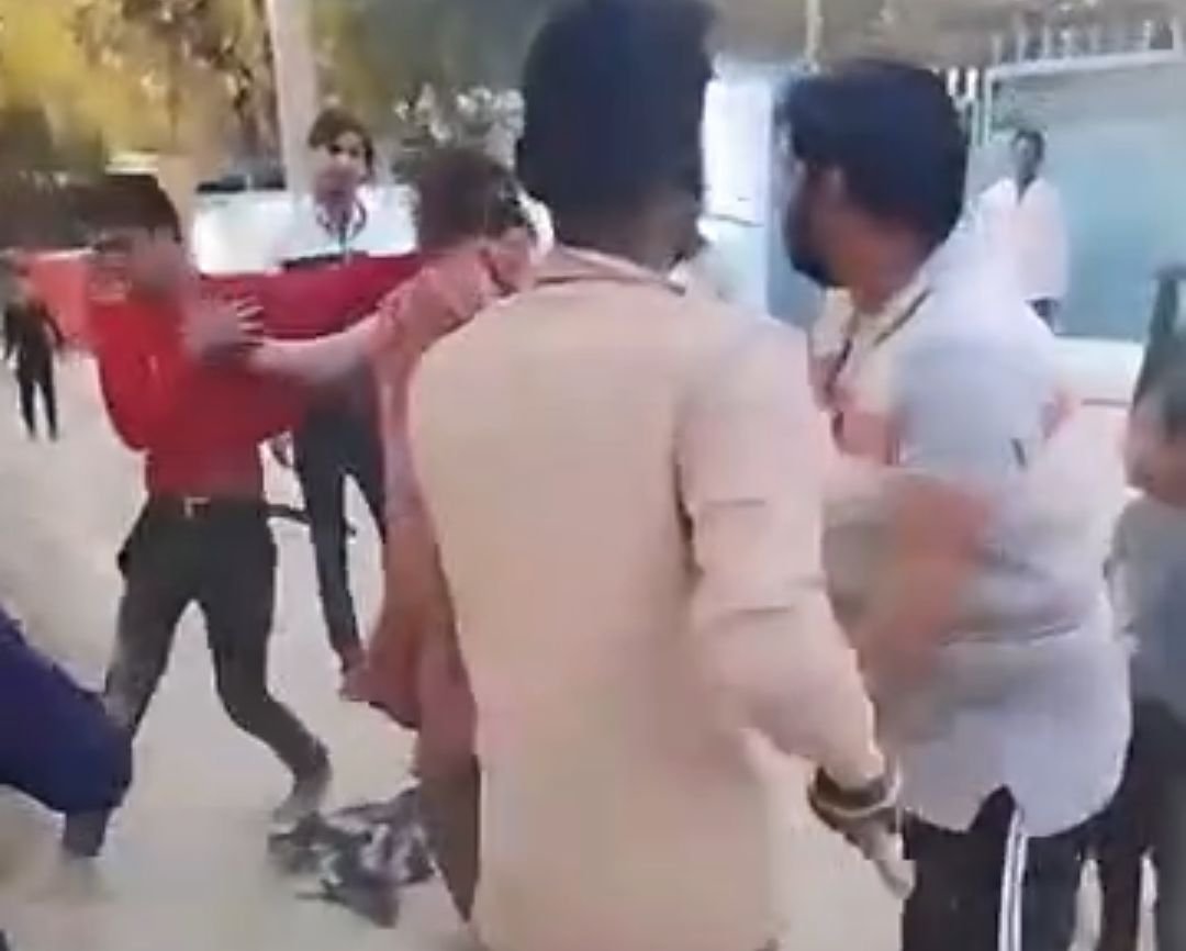 बच्चों के झगड़े में बड़ों की एंट्री, युवक ने महिला को सड़क पर पटक दिया