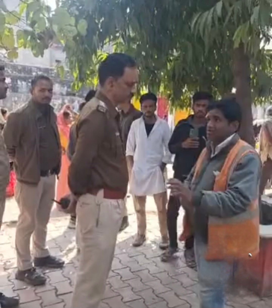 क्रेशर प्लांट की लापरवाही ने ली मजदूर की जान, बेल्ट में फंसकर हुई मौत, परिजनों का भारी हंगामा