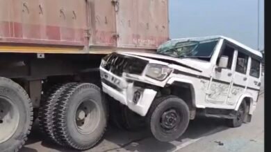 मोबाइल पर बात करते-करते हुआ खौफनाक एक्सीडेंट! श्रद्धालुओं से भरी बोलेरो ट्रेलर में जा फंसी