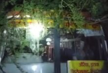 तेज रफ्तार का कहर: उझियानी बाईपास पर रोडवेज बस को ट्रेलर ने मारी टक्कर, 20 फीट गहरी खाई में पलटी बस