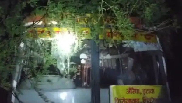 तेज रफ्तार का कहर: उझियानी बाईपास पर रोडवेज बस को ट्रेलर ने मारी टक्कर, 20 फीट गहरी खाई में पलटी बस तेज रफ्तार का कहर: उझियानी बाईपास पर रोडवेज बस को ट्रेलर ने मारी टक्कर, 20 फीट गहरी खाई में पलटी बस