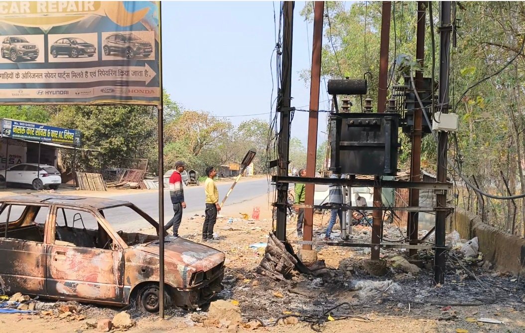 छत्तीसगढ़: ट्रांसफार्मर में हुए शॉर्ट सर्किट से लगी कचरे के ढेर में भीषण आग, पास में खड़ी कार जलकर खाक छत्तीसगढ़: ट्रांसफार्मर में हुए शॉर्ट सर्किट से लगी कचरे के ढेर में भीषण आग, पास में खड़ी कार जलकर खाक