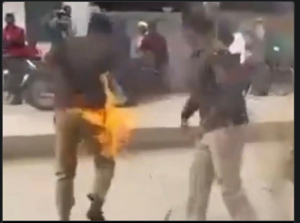 मध्य प्रदेश: मैहर में पुतला दहन के दौरान हादसा: यातायात प्रभारी झुलसे, 10 पर दंगा भड़काने का मामला दर्ज मध्य प्रदेश: मैहर में पुतला दहन के दौरान हादसा: यातायात प्रभारी झुलसे, 10 पर दंगा भड़काने का मामला दर्ज