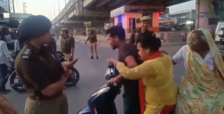 जसवंतनगर: त्योहारों को लेकर पुलिस सख्त, 60 वाहनों के चालान; अवैध साउंड सिस्टम हटाए गए