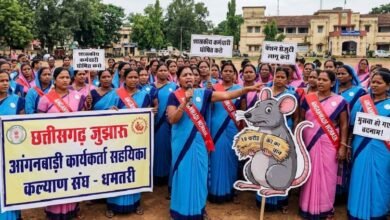 धमतरी में आंगनवाड़ी दीदियों का हल्लाबोल: ‘मुसवा होंगे बदनाम’ गीत गाकर सरकार को दिखाया आईना!