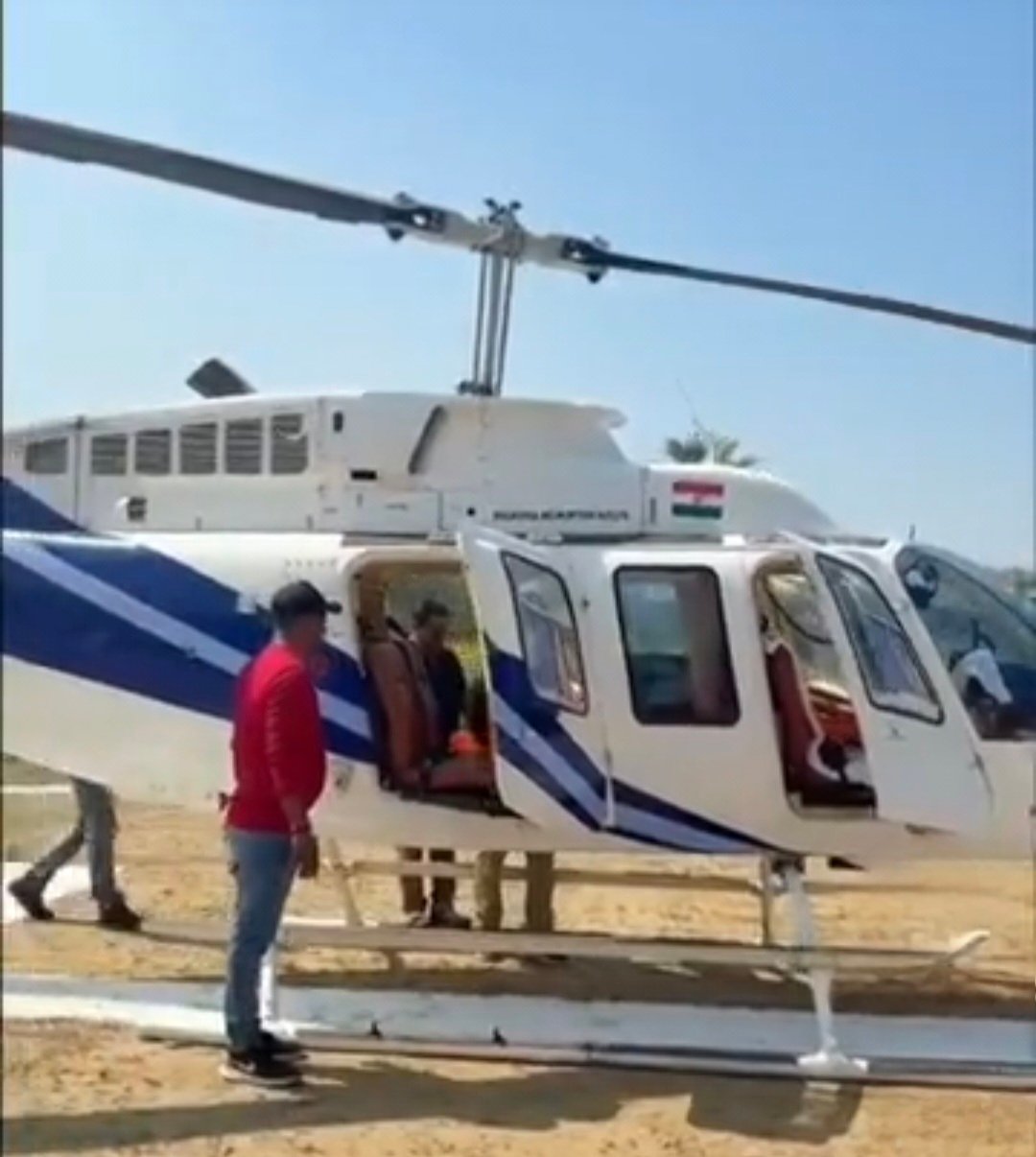 नागौद में ‘आसमान’ से हुई बेटी की विदाई: दुल्हन की डोली बनी हेलीकॉप्टर, अनोखा नजारा देख दंग रह गए ग्रामीण नागौद में ‘आसमान’ से हुई बेटी की विदाई: दुल्हन की डोली बनी हेलीकॉप्टर, अनोखा नजारा देख दंग रह गए ग्रामीण