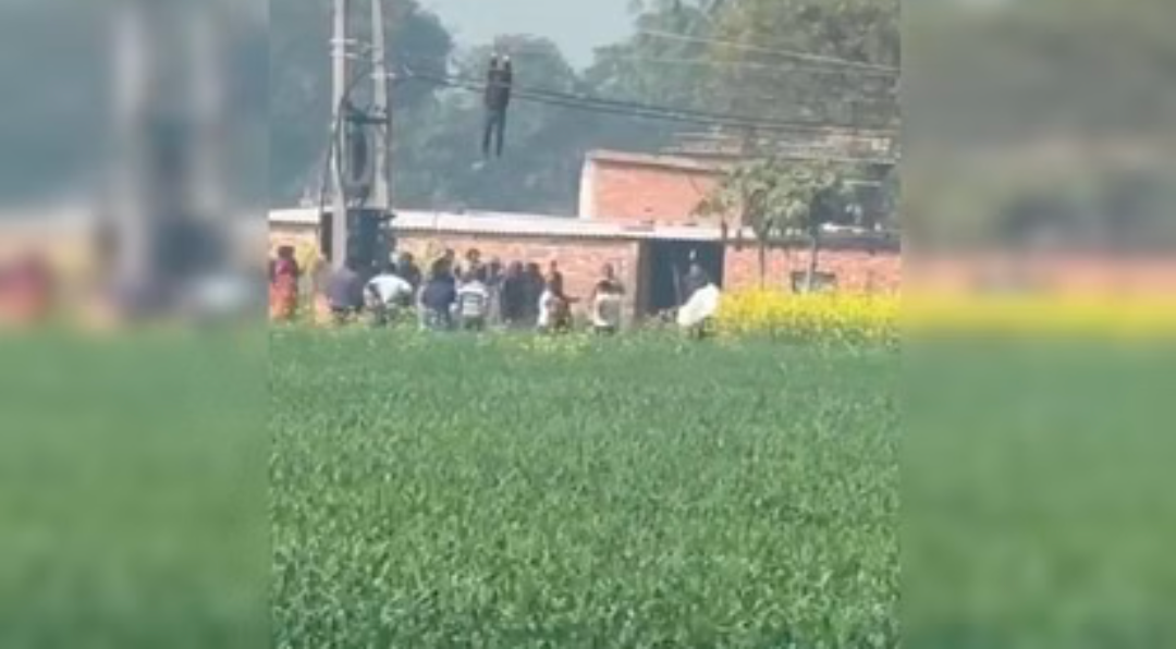 यूपी में शादी की जिद में किशोर ने की खतरनाक हरकत, 11 हजार वोल्ट की लाइन पर चढ़ा; थानेदार से बोला- शादी करवाओ तभी उतरूंगा