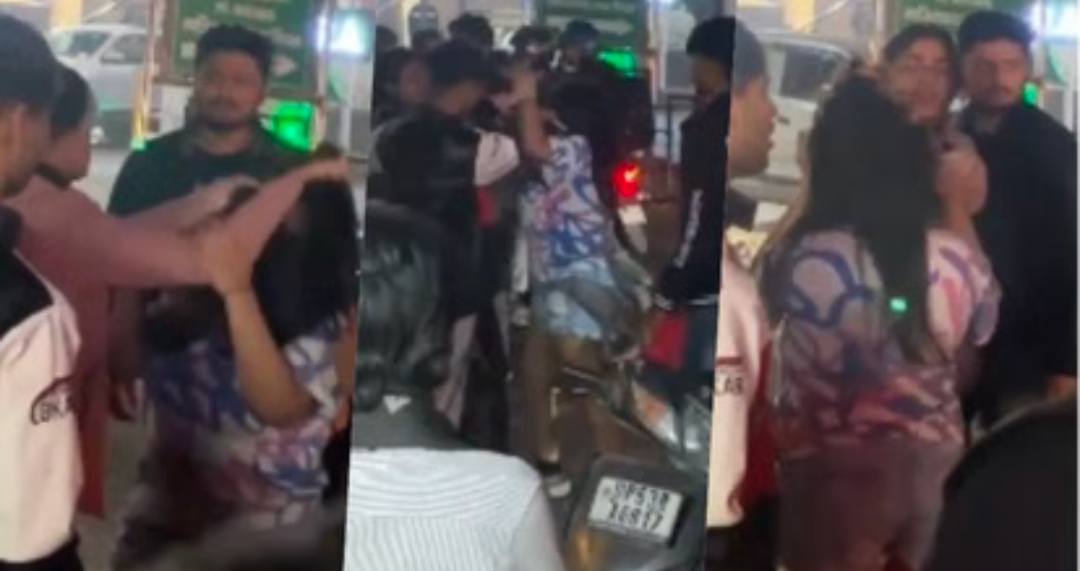 यूपी में सड़क पर भिड़ीं दो युवतियां, एक-दूसरे के बाल खींचे, रोड पर हाईवोल्टेज ड्रामा; वीडियो सोशल मीडिया पर वायरल