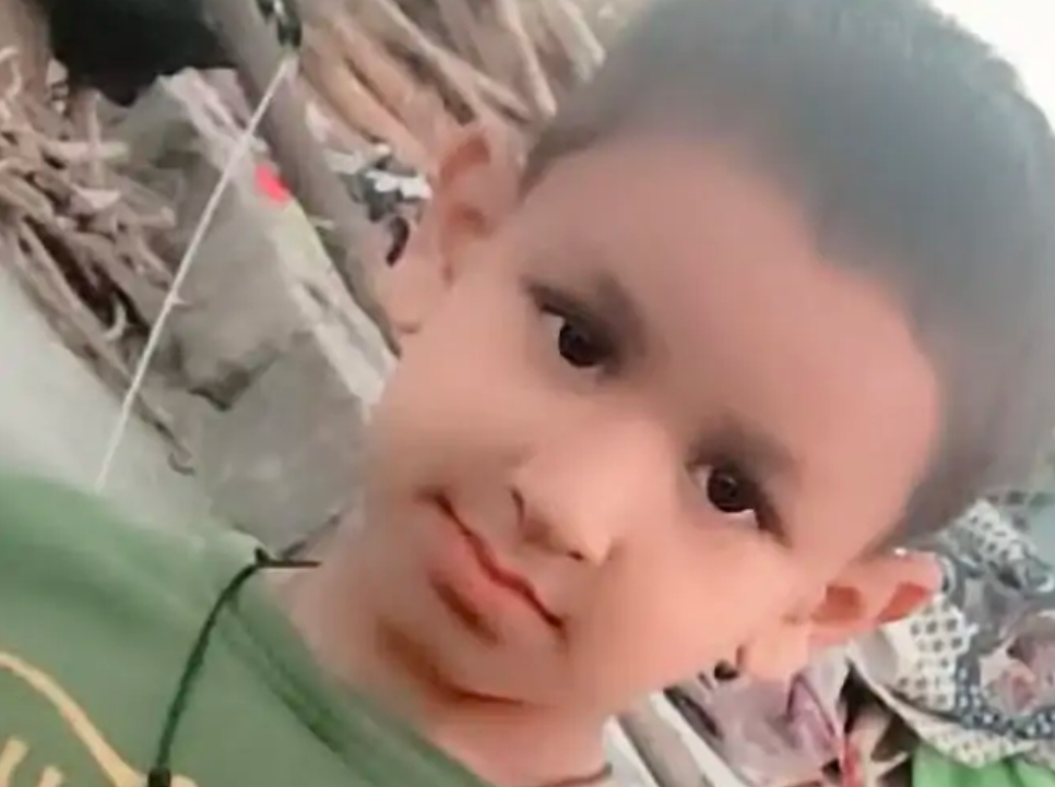 यूपी में मासूम के गले में घुसा चारा काटने वाली मशीन का हत्था,हुई दर्दनाक मौत यूपी में मासूम के गले में घुसा चारा काटने वाली मशीन का हत्था,हुई दर्दनाक मौत