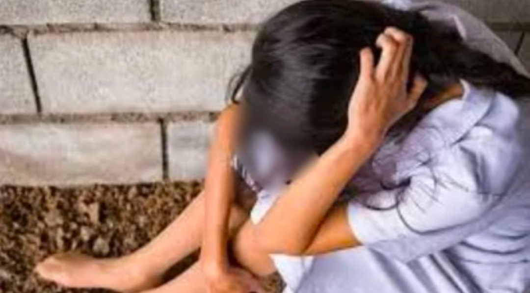 गर्भवती हो गई किशोरी: यूपी में इमरान ने दरिंदगी की हदों को कर दिया पार, वीडियो बनाकर करता रहा ब्लैकमेल गर्भवती हो गई किशोरी: यूपी में इमरान ने दरिंदगी की हदों को कर दिया पार, वीडियो बनाकर करता रहा ब्लैकमेल