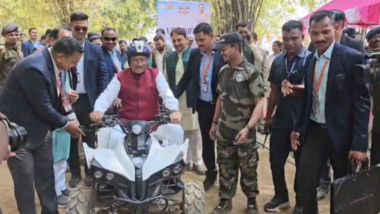 जशपुर में एडवेंचर के मूड में दिखे CM विष्णु देव साय, मयाली को दी करोड़ों की सौगात, खुद की ATV राइड जशपुर में एडवेंचर के मूड में दिखे CM विष्णु देव साय, मयाली को दी करोड़ों की सौगात, खुद की ATV राइड
