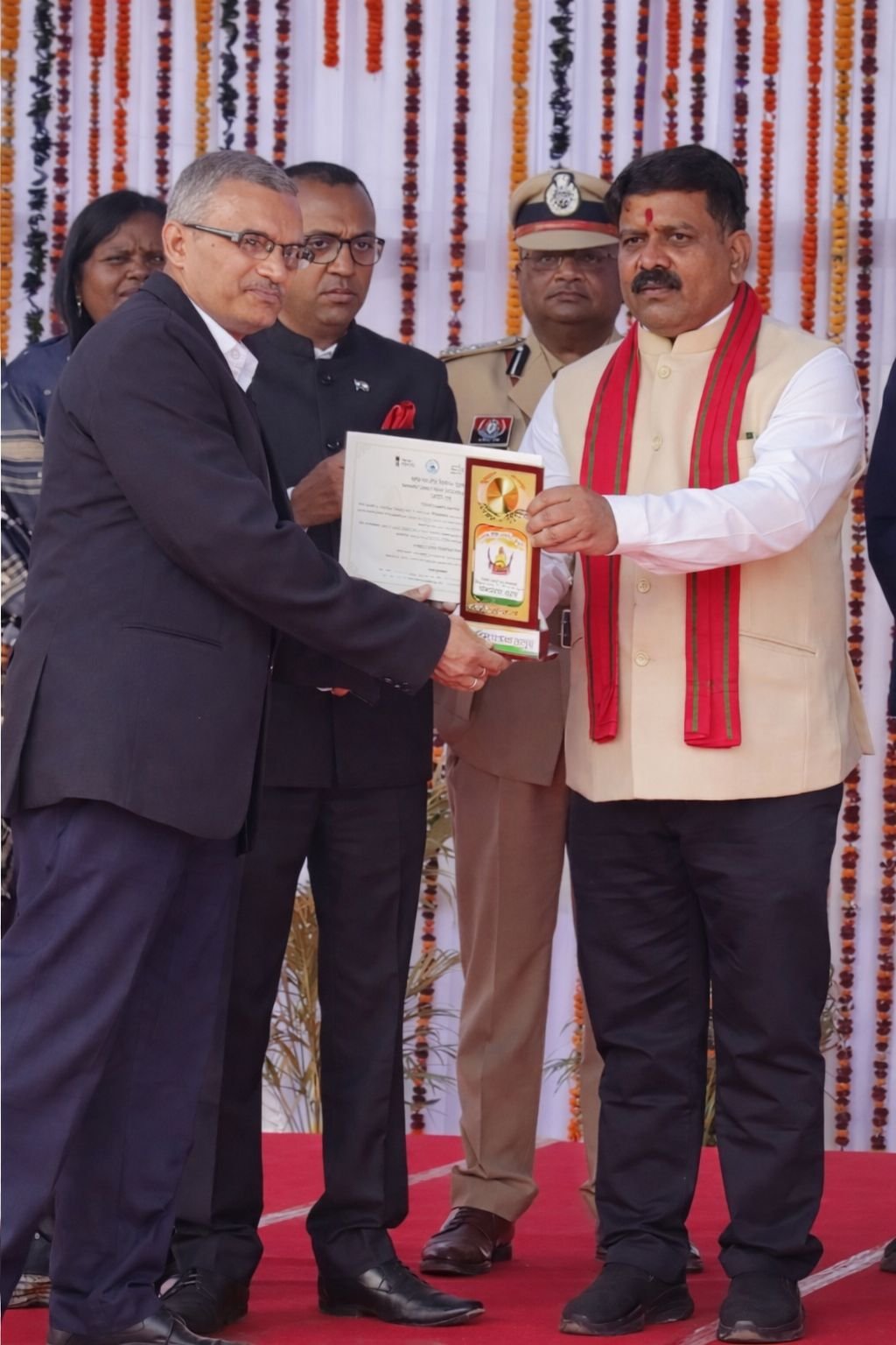 सरगुजा में शिक्षा और स्वच्छता की मिसाल: अदाणी विद्या मंदिर को ‘क्लीन एंड ग्रीन स्कूल ऑफ द डिस्ट्रिक्ट’ सम्मान सरगुजा में शिक्षा और स्वच्छता की मिसाल: अदाणी विद्या मंदिर को ‘क्लीन एंड ग्रीन स्कूल ऑफ द डिस्ट्रिक्ट’ सम्मान