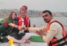 धोती में दूल्हा, बनारसी साड़ी में दुल्हनिया… मैक्सिकन कपल ने काशी में हिंदू रीति रिवाज से की शादी, नौका पर बैठकर पूरी कीं रस्में, PHOTOS