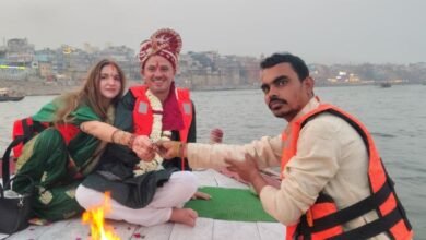 धोती में दूल्हा, बनारसी साड़ी में दुल्हनिया… मैक्सिकन कपल ने काशी में हिंदू रीति रिवाज से की शादी, नौका पर बैठकर पूरी कीं रस्में, PHOTOS