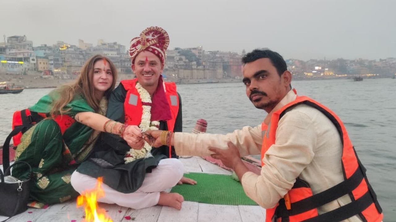 धोती में दूल्हा, बनारसी साड़ी में दुल्हनिया… मैक्सिकन कपल ने काशी में हिंदू रीति रिवाज से की शादी, नौका पर बैठकर पूरी कीं रस्में, PHOTOS
