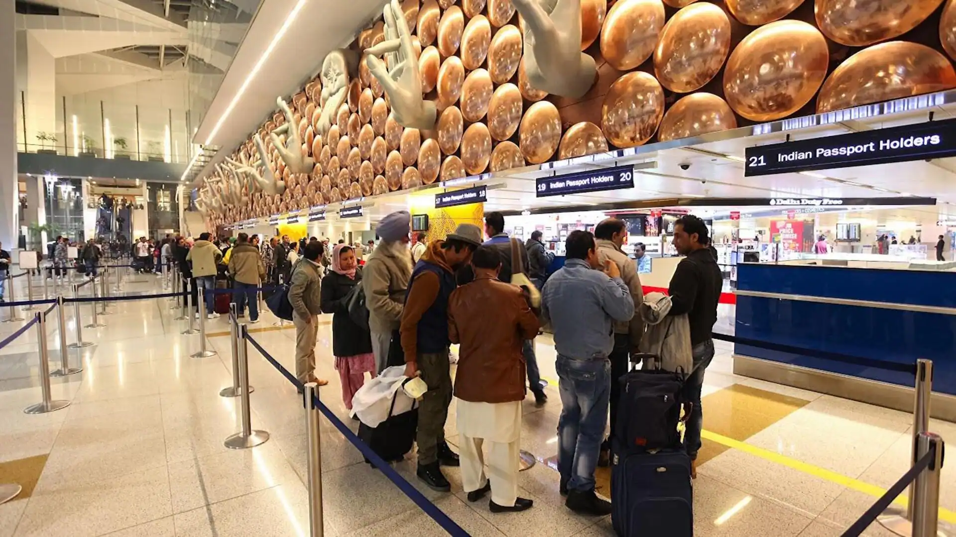 एयर सर्विसेज में बाधा: दिल्ली-मुंबई समेत कई हवाई अड्डों पर चेक-इन सिस्टम ठप, 40 मिनट तक यात्री परेशान