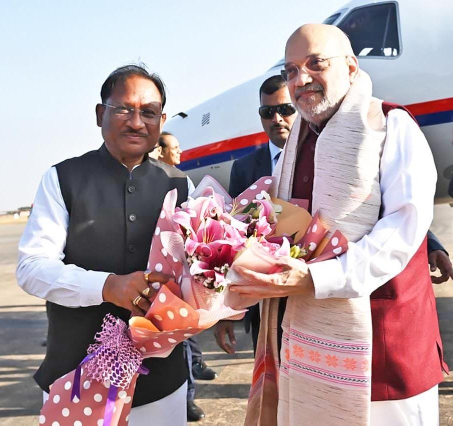तीन दिवसीय छत्तीसगढ़ दौरे पर पहुंचे केंद्रीय गृह मंत्री अमित शाह,सीएम साय ने स्वामी विवेकानंद विमानतल पर किया स्वागत