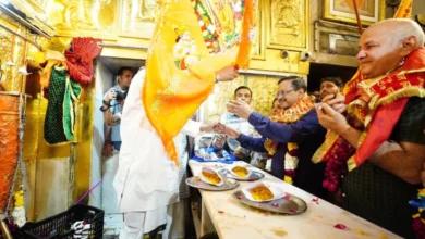 केजरीवाल ने हनुमान मंदिर में दर्शन के बाद बीजेपी पर साधा निशाना, माफी की मांग