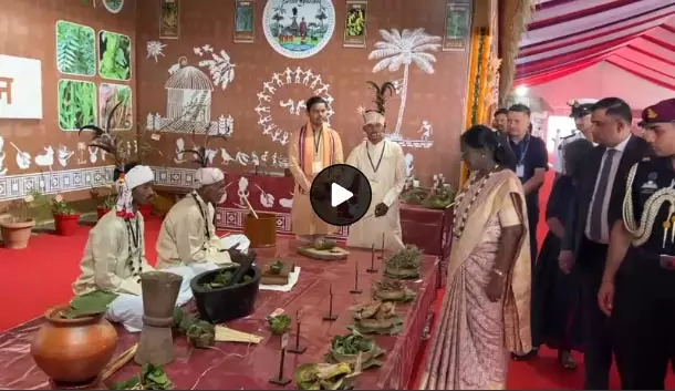 राष्ट्रपति द्रौपदी मुर्मू ने बस्तर पंडुम 2026 का किया शुभारंभ, लोककलाओं का दिखा संगम राष्ट्रपति द्रौपदी मुर्मू ने बस्तर पंडुम 2026 का किया शुभारंभ, लोककलाओं का दिखा संगम