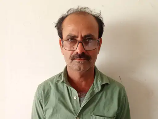 सट्टा कारोबार पर शिकंजा: रायपुर में छिपे खाईवाल को कांकेर पुलिस ने दबोचा, नकदी और मोबाइल जब्त सट्टा कारोबार पर शिकंजा: रायपुर में छिपे खाईवाल को कांकेर पुलिस ने दबोचा, नकदी और मोबाइल जब्त