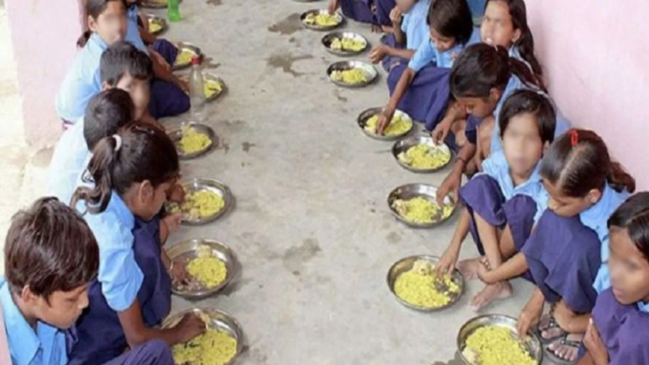 पेट दर्द, उल्टी और घबराहट… बिहार में मिड डे मील खाने के बाद 70 बच्चे पहुंचे अस्पताल