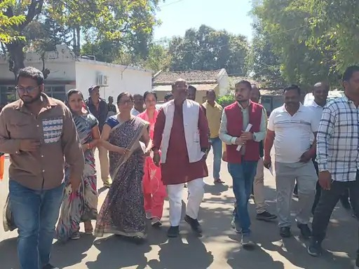 NH ने कांग्रेस को भेजा होर्डिंग हटाने का नोटिस:कांग्रेसी नेता कार्यालय पहुंचे, भाजपा के दबाव में काम करने का आरोप लगाया