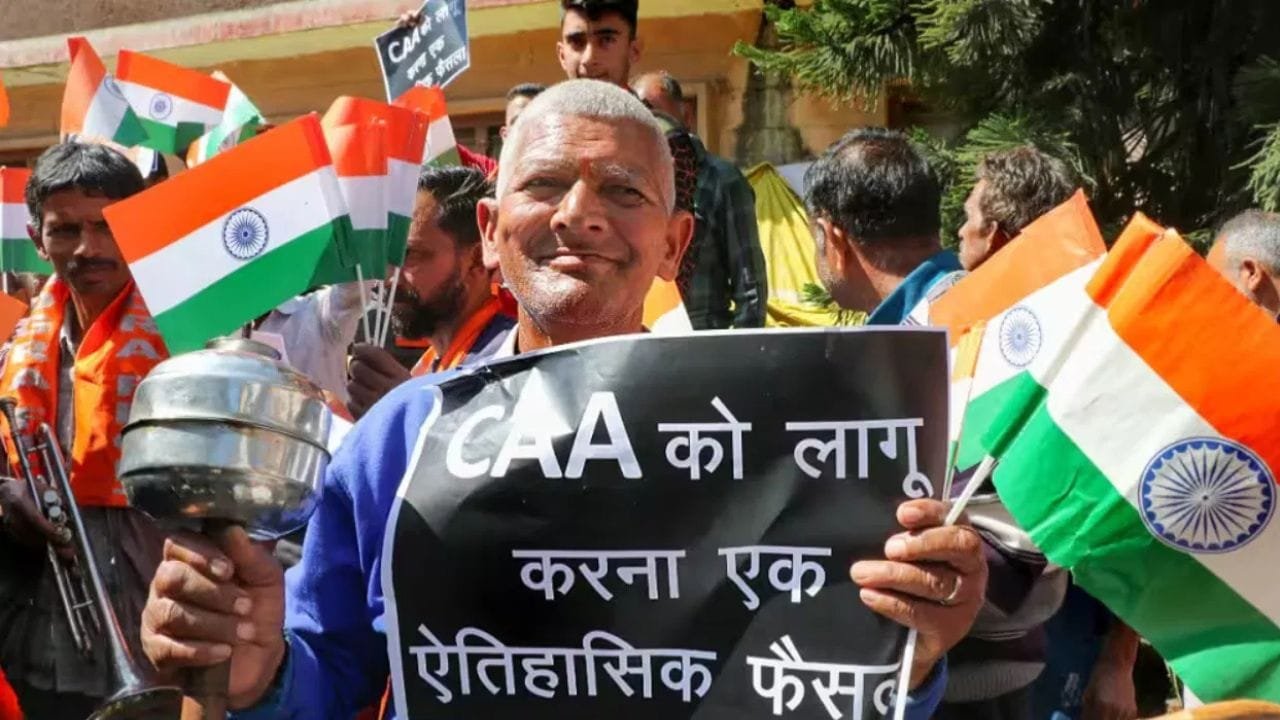 बंगाल चुनाव से पहले केंद्र का बड़ा फैसला, CAA लागू करने के लिए बनाई ‘एम्पावर्ड कमेटी’ बंगाल चुनाव से पहले केंद्र का बड़ा फैसला, CAA लागू करने के लिए बनाई ‘एम्पावर्ड कमेटी’