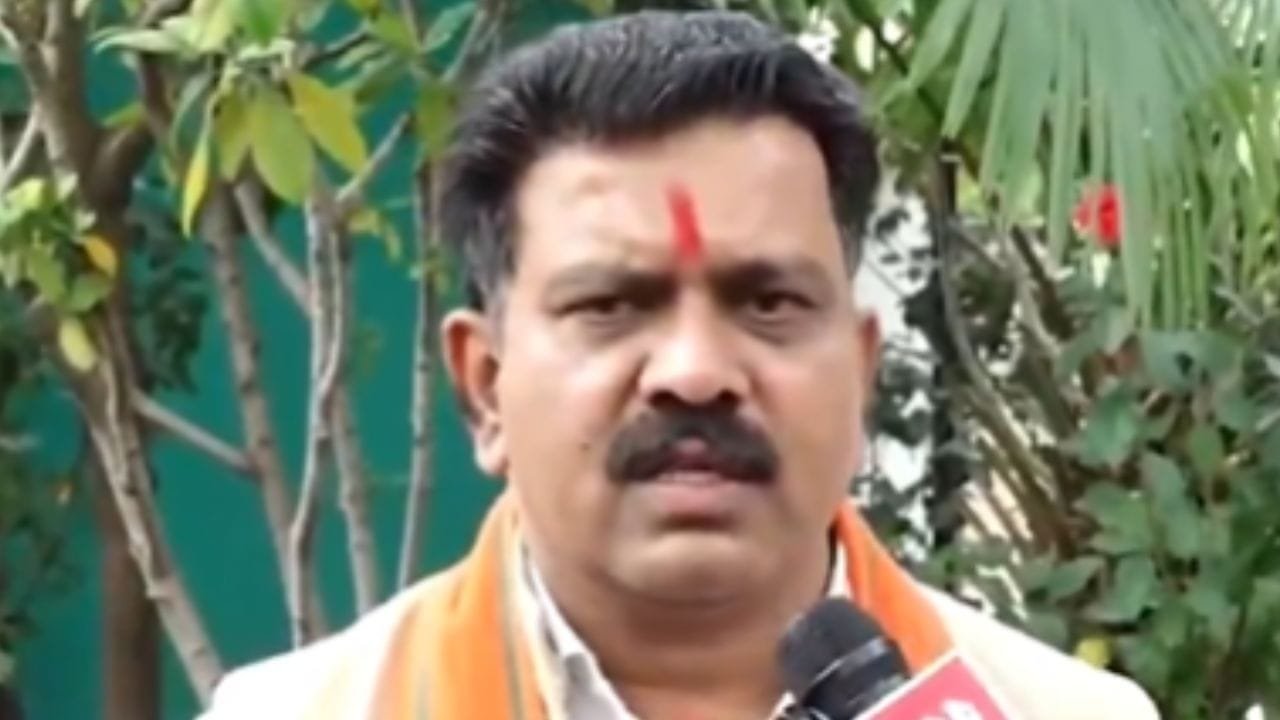 छत्तीसगढ़: नक्सली कमांडर देवजी ने किया सरेंडर… तेलंगाना में पुलिस के सामने डाले हथियार