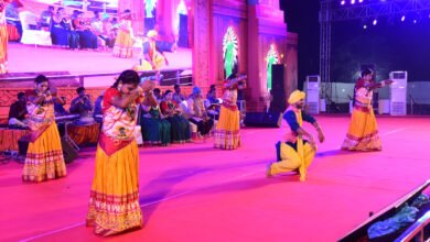 राजिम कुंभ कल्प के 13वें दिन मुख्य मंच पर बिखरी लोकसंस्कृति की छटा, “चोला माटी के हे राम” सुनकर दर्शक हुए भावुक