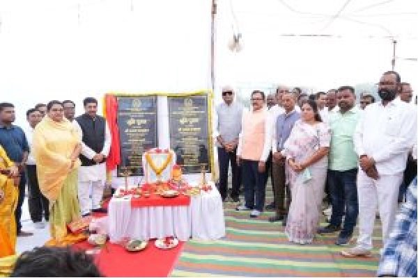 कुरुद में नर्सिंग कॉलेज भवन का भूमिपूजन, विधायक चंद्राकर बोले- क्षेत्र का विकास ऐसा होगा कि लोग सिर्फ चाय पीने…