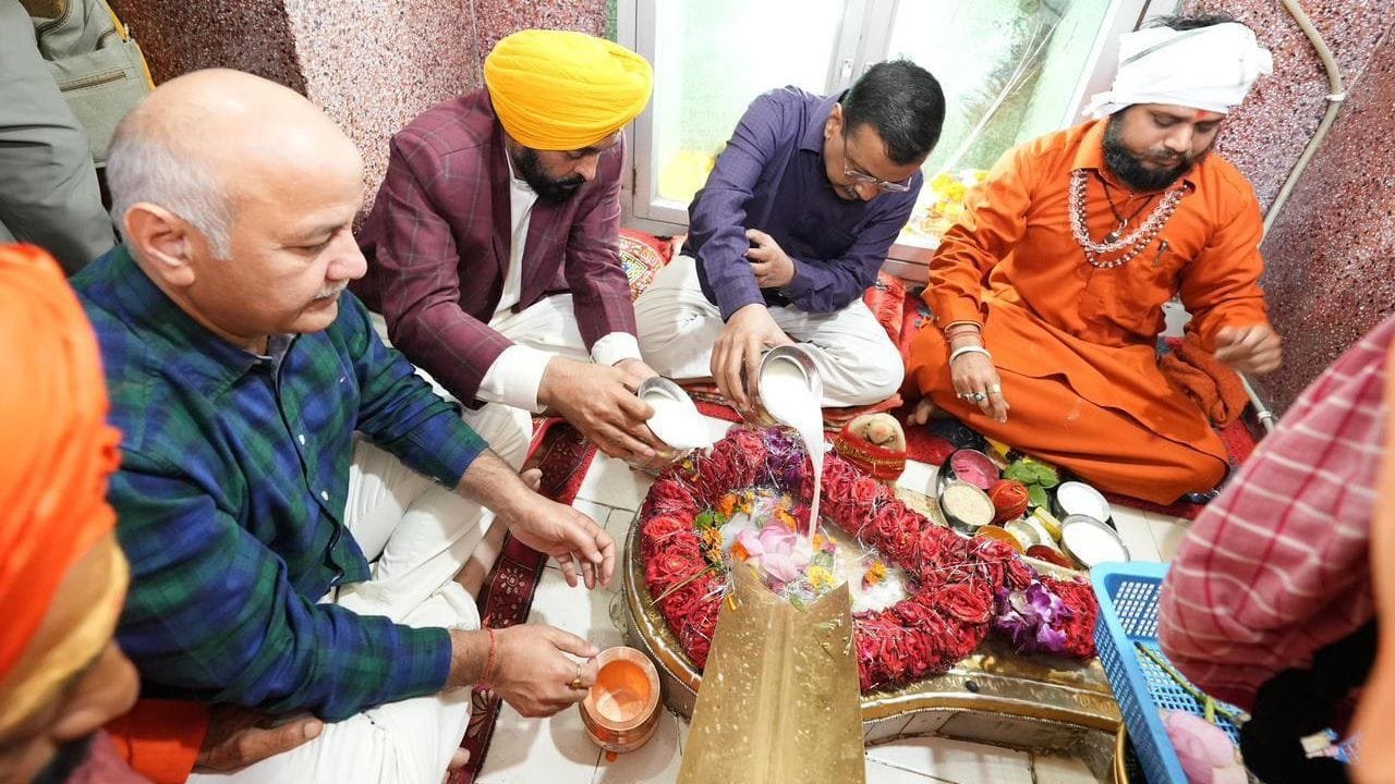 भगवान शिव की देश और पंजाब पर कृपा बरसे…अरविंद केजरीवाल और भगवंत मान ने श्री रणकेश्वर महादेव मंदिर में माथा टेका