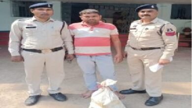 धमतरी पुलिस की कार्रवाई: सट्टा खिलाते और अवैध शराब बेचते दो आरोपी गिरफ्तार