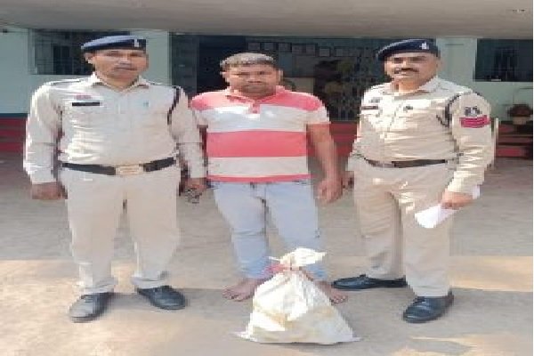 धमतरी पुलिस की कार्रवाई: सट्टा खिलाते और अवैध शराब बेचते दो आरोपी गिरफ्तार धमतरी पुलिस की कार्रवाई: सट्टा खिलाते और अवैध शराब बेचते दो आरोपी गिरफ्तार