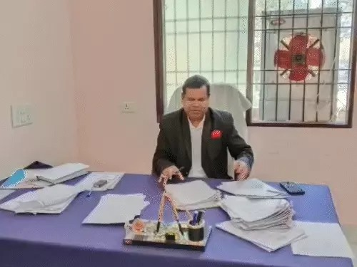 गरियाबंद अश्लील-डांस विवाद: हटाने के बाद भी तुलसीदास SDM कुर्सी पर काबिज, कलेक्टर बोले-जारी होगा नोटिस