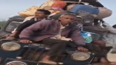 कर्मदेश्वर नाथ पहाड़ पर मौत का सफर: बोनट और छत पर लदकर चल रहे यात्री, उड़ रही नियमों की धज्जियां
