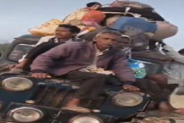 कर्मदेश्वर नाथ पहाड़ पर मौत का सफर: बोनट और छत पर लदकर चल रहे यात्री, उड़ रही नियमों की धज्जियां