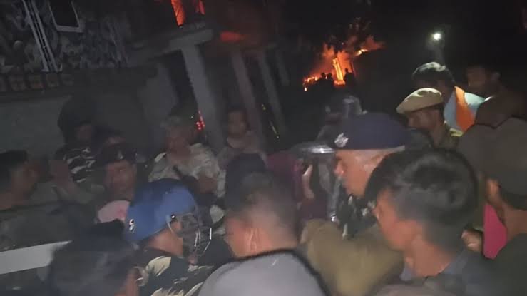 गरियाबंद में दो पक्षों के बीच हिंसक झड़प: दुतकैया गांव में कर्फ्यू जैसे हालात,पुलिस ने तीन को किया गिरफ्तार गरियाबंद में दो पक्षों के बीच हिंसक झड़प: दुतकैया गांव में कर्फ्यू जैसे हालात,पुलिस ने तीन को किया गिरफ्तार