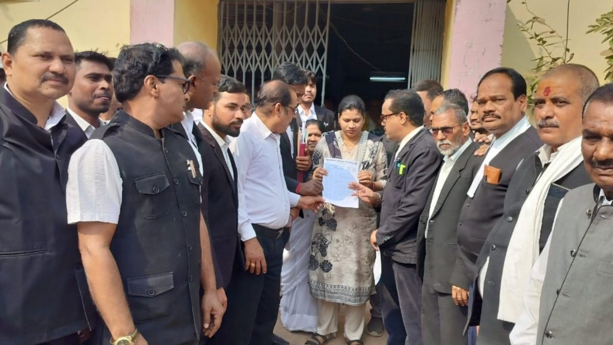अधिवक्ताओं ने प्रभारी SDM के खिलाफ मोर्चा खोला, पूर्णकालिक एसडीएम की नियुक्ति की मांग
