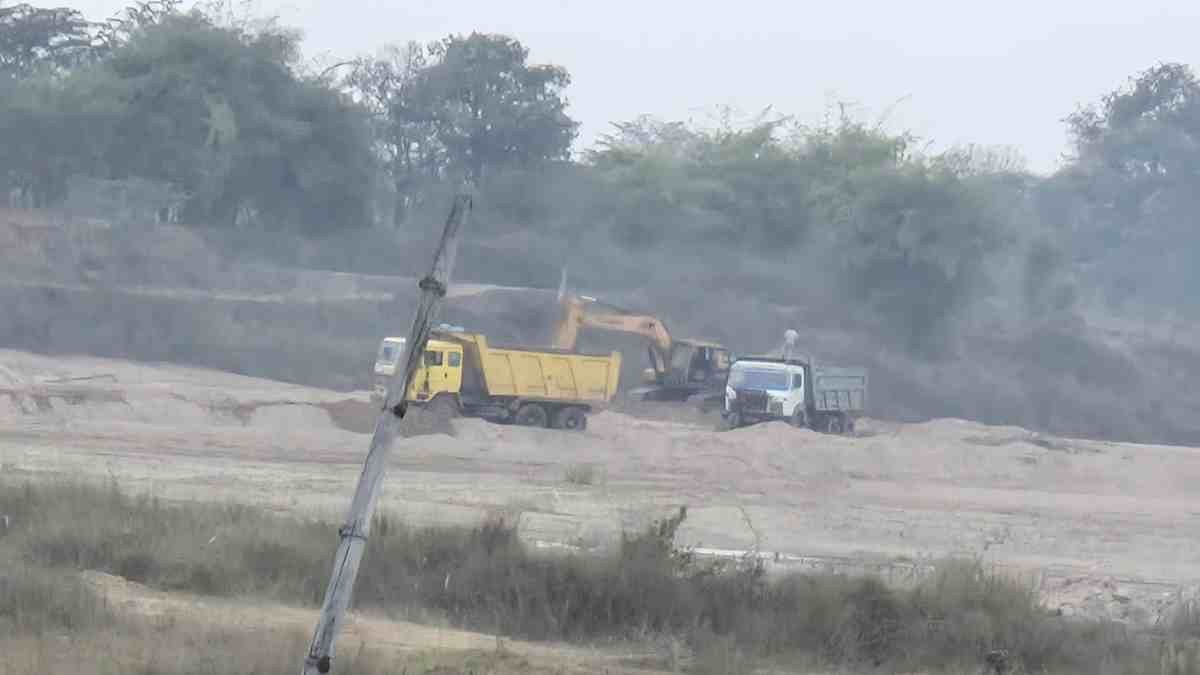 महानदी में दिन-रात हो रहा रेत का अवैध उत्खनन, खनिज विभाग मौन! महानदी में दिन-रात हो रहा रेत का अवैध उत्खनन, खनिज विभाग मौन!
