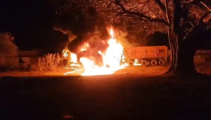 ट्रेलरों की टक्कर से लगी आग में चालक की मौत, दो गंभीर घायल