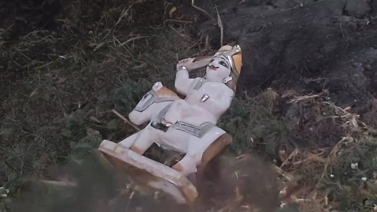 CG में धार्मिक स्थल से छेड़छाड़ : ठाकुर देव की मूर्ति को असामाजिक तत्वों ने खंडित कर फेंका, ग्रामीणों में आक्रोश