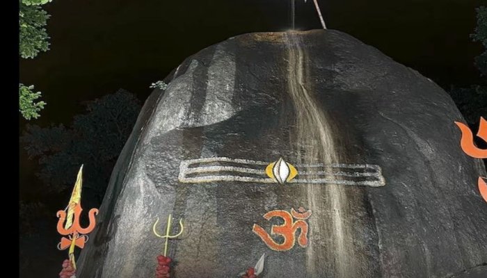 हर साल बढ़ रहा रहस्यमयी शिवलिंग, महाशिवरात्रि पर दर्शन के लिए उमड़ी भक्तों की भीड़ हर साल बढ़ रहा रहस्यमयी शिवलिंग, महाशिवरात्रि पर दर्शन के लिए उमड़ी भक्तों की भीड़