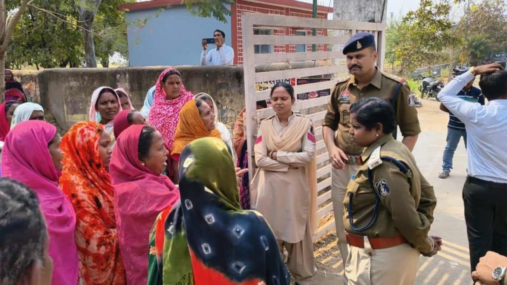 तालाब और श्मशान भूमि पर ट्रांसपोर्ट नगर बनाने का विरोध, कलेक्ट्रेट पहुंचे ग्रामीण तालाब और श्मशान भूमि पर ट्रांसपोर्ट नगर बनाने का विरोध, कलेक्ट्रेट पहुंचे ग्रामीण
