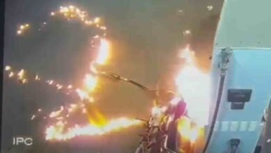 पेट्रोल डालते वक्त बदमाश ने बाइक में लगाई आग, कर्मचारियों की सूझबूझ से टली बड़ी घटना