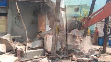 भगवान भोलेनाथ की बारात में युवक की हत्या, आरोपी के होटल पर चला बुलडोजर