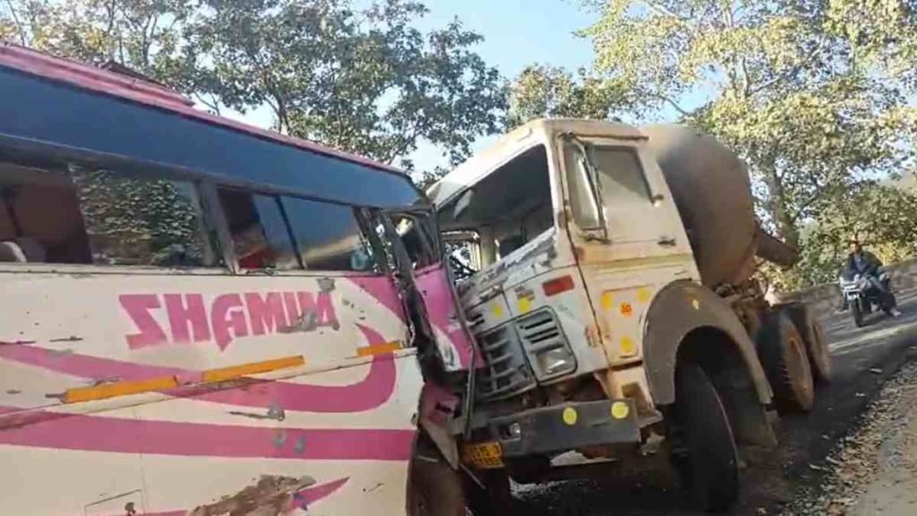 तेज रफ्तार हाईवा और बस में भिड़ंत, दर्जनों यात्री घायल