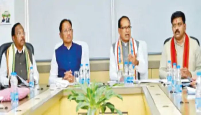 खेती सुधार के लिए बनेगी किसान-वैज्ञानिक-अफसरों की टीम, किसानों की आय बढ़ाने पर जोर खेती सुधार के लिए बनेगी किसान-वैज्ञानिक-अफसरों की टीम, किसानों की आय बढ़ाने पर जोर